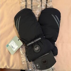 Canada Goose Women Black Mittens